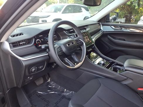 Used 2023 Jeep Grand Cherokee Laredo AWD/4WD image 11