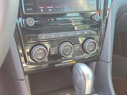 Certified 2022 Volkswagen Passat 2.0T image 28