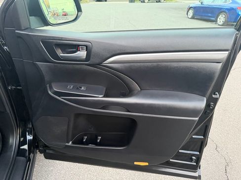 Used 2019 Toyota Highlander SE image 30