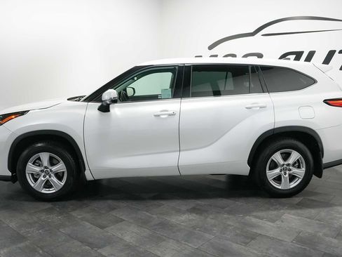 Used 2022 Toyota Highlander LE AWD/4WD image 3