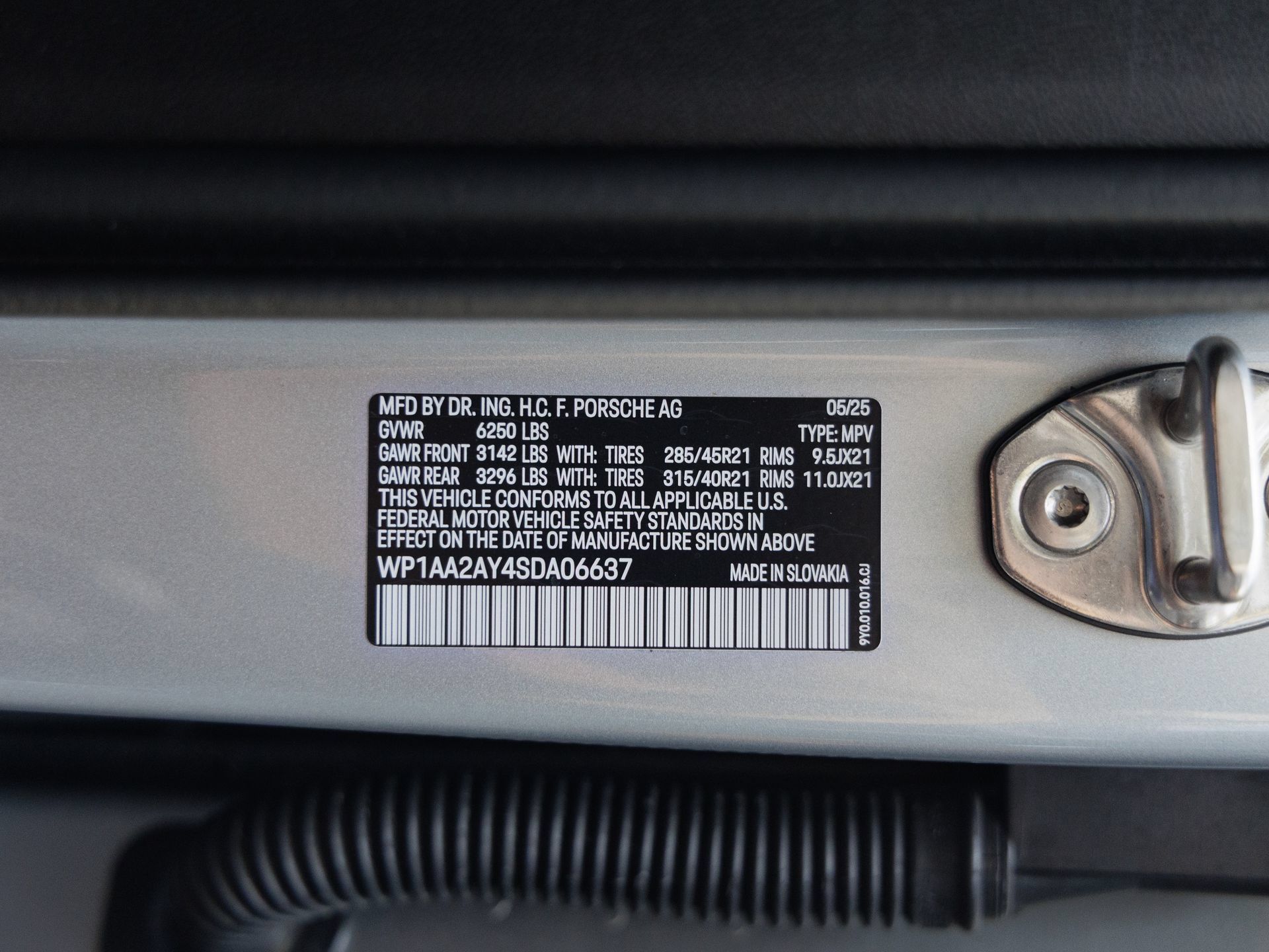 Certified 2025 Porsche Cayenne AWD/4WD image 41