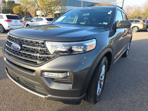 Used 2020 Ford Explorer XLT w/ Equipment Group 202A image 4