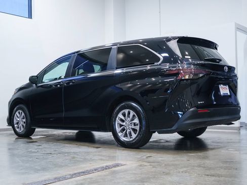 Certified 2026 Toyota Sienna LE FWD image 7