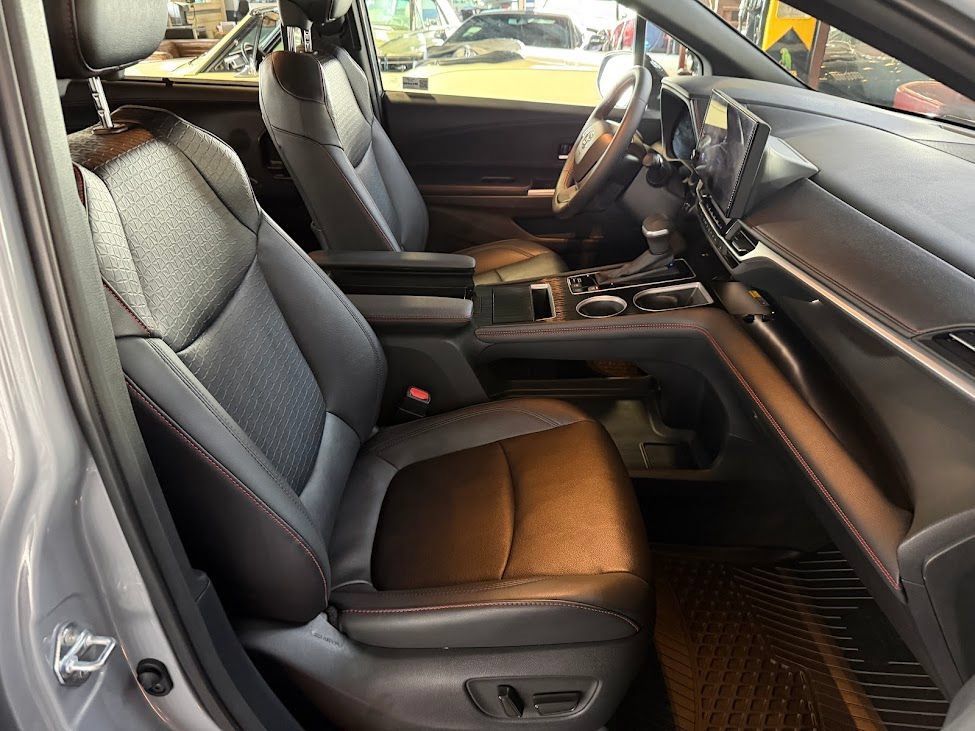 Used 2025 Toyota Sienna XSE AWD/4WD image 11