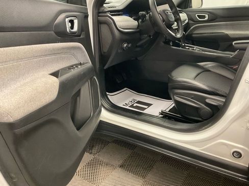 Used 2024 Jeep Compass Latitude image 15