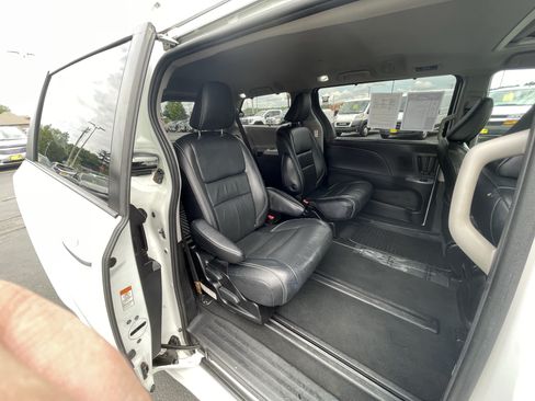 Used 2019 Toyota Sienna SE w/ SE Preferred Package AWD/4WD image 30
