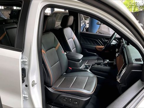 Used 2024 GMC Canyon AT4 w/ AT4 Premium Package AWD/4WD image 8