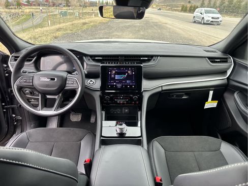 New 2025 Jeep Grand Cherokee L Altitude image 29
