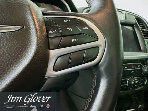Used 2018 Chrysler 300 Limited image 29