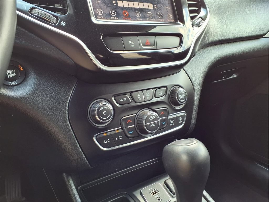 Used 2019 Jeep Cherokee Limited FWD image 12