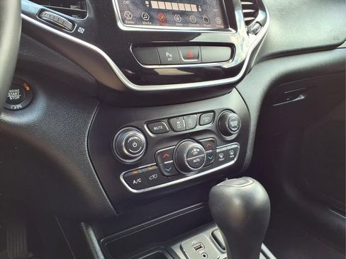 Used 2019 Jeep Cherokee Limited FWD image 12