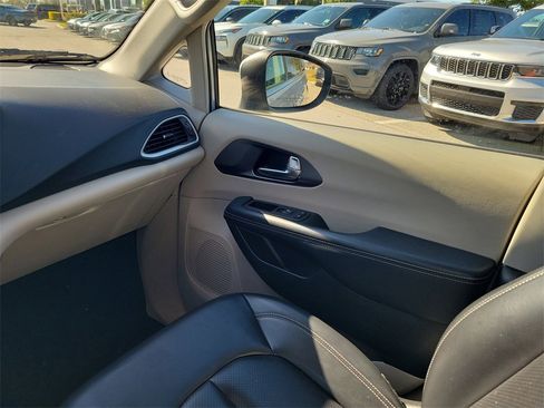 Used 2023 Chrysler Pacifica Touring-L image 19