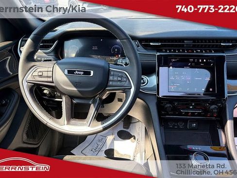 Used 2023 Jeep Grand Cherokee Altitude AWD/4WD image 6