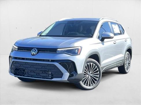 New 2025 Volkswagen Taos SE image 1