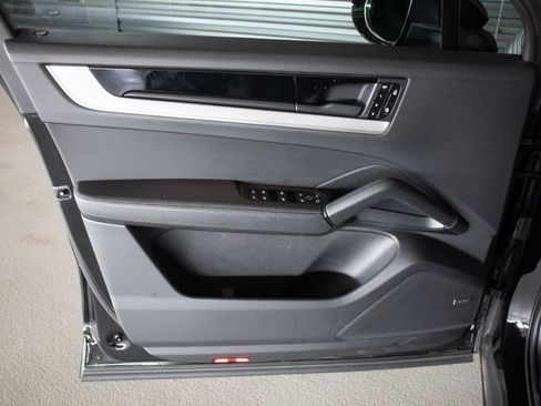 Certified 2024 Porsche Cayenne AWD/4WD image 24