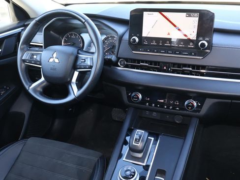 Used 2024 Mitsubishi Outlander SE image 10