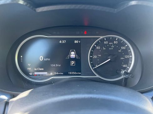 Used 2025 Nissan Versa SV FWD image 33
