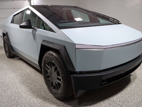 Used 2024 Tesla Cybertruck AWD Crew Cab image 5