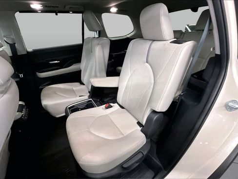 Used 2024 Toyota Grand Highlander AWD image 19