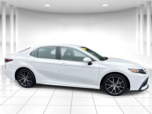 Used 2023 Toyota Camry SE FWD image 2