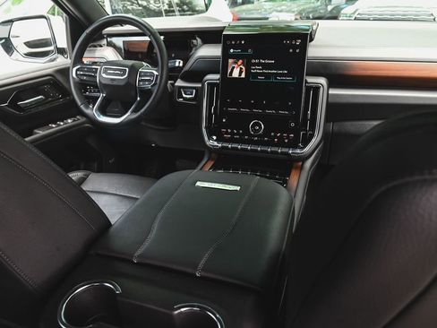 Used 2025 GMC Yukon XL Denali AWD/4WD image 34