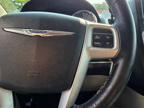 Used 2016 Chrysler Town & Country Touring w/ Driver Convenience Group FWD image 18