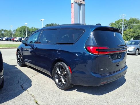 Used 2025 Chrysler Pacifica Limited FWD image 4