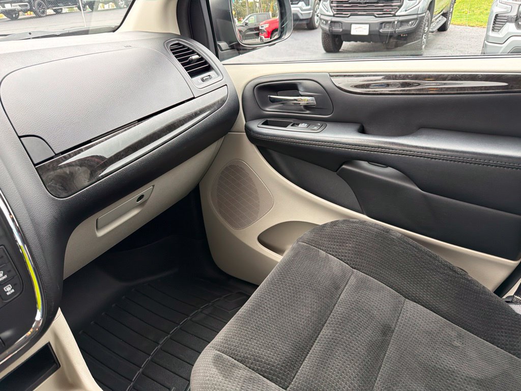 Used 2015 Dodge Grand Caravan SXT w/ UConnect Hands-Free Group FWD image 24