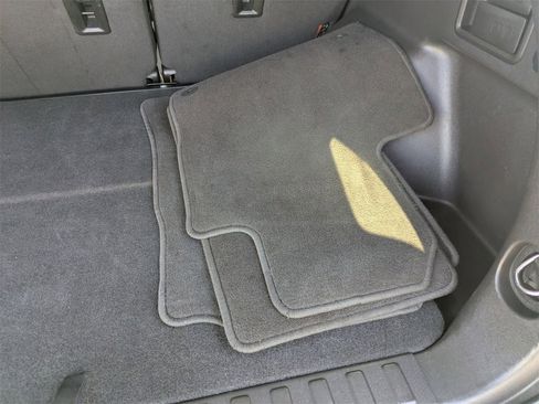 Used 2023 Chevrolet Equinox LT image 32