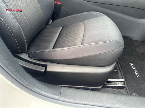 Used 2025 Nissan Altima 2.5 SV FWD image 11