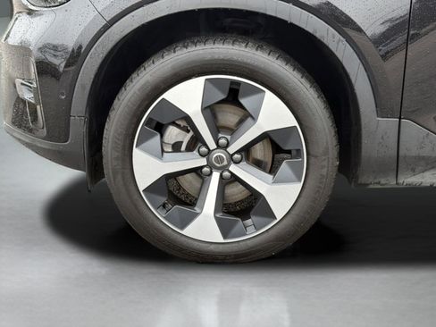 Used 2025 Volvo XC40 B5 Plus image 9