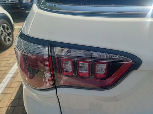 Used 2018 Jeep Compass Latitude FWD image 4