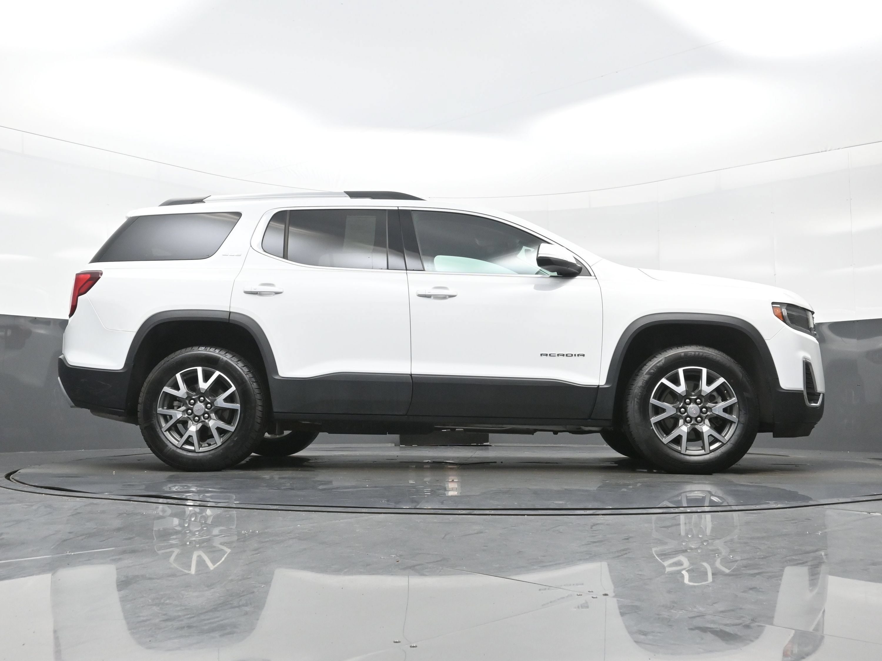 Used 2023 GMC Acadia SLE w/ Driver Convenience Package FWD image 31