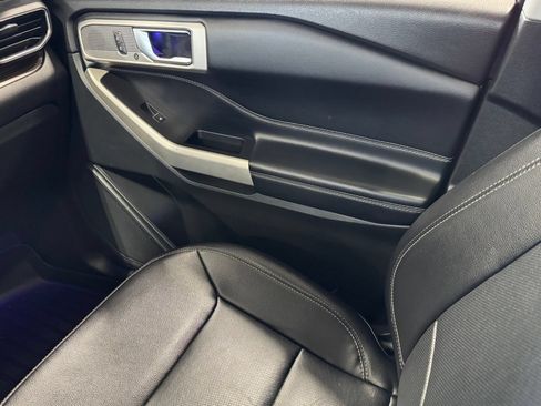 Used 2021 Ford Explorer Limited w/ Equipment Group 301A AWD/4WD image 45