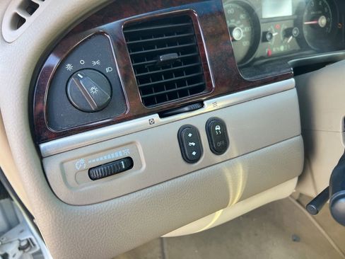 Used 2010 Lincoln Town Car Signature Limited image 19