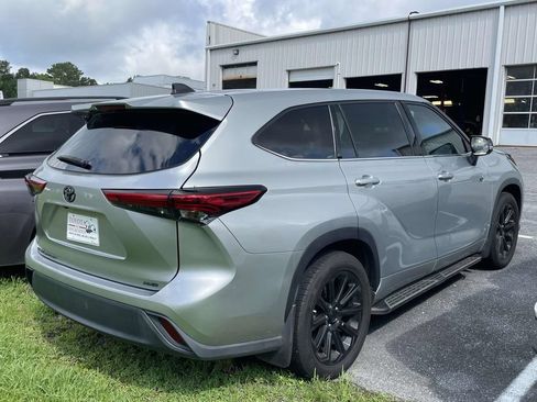 Used 2022 Toyota Highlander L AWD/4WD image 2