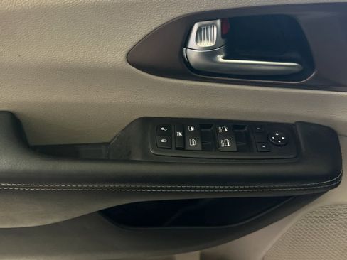 Used 2023 Chrysler Voyager LX FWD image 13