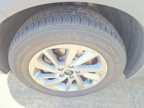 Used 2018 Hyundai Tucson SE image 2