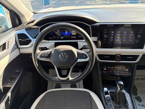 Used 2025 Volkswagen Taos SE AWD/4WD image 15