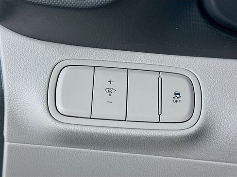 Used 2025 Hyundai Venue SEL image 17