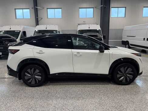 Used 2024 Nissan Ariya AWD image 3