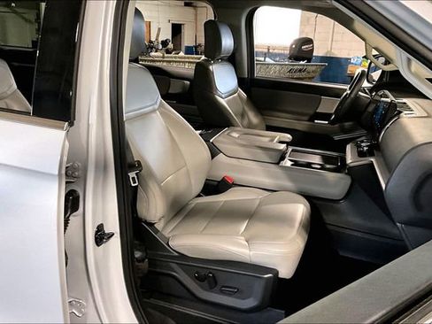 Used 2025 Ford Expedition Active AWD/4WD image 7