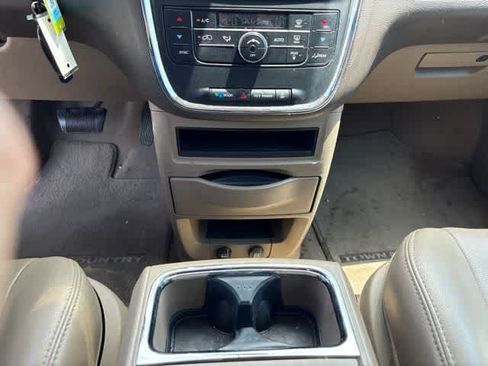 Used 2013 Chrysler Town & Country Touring FWD image 19