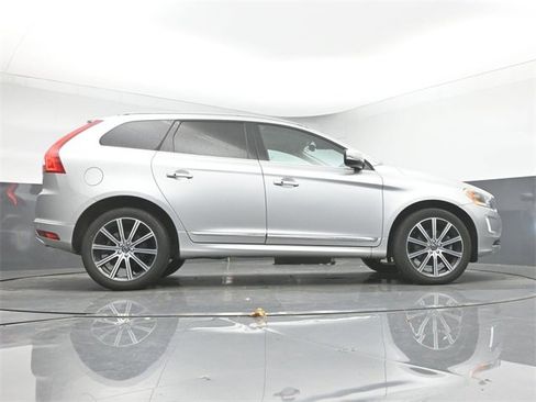 Used 2017 Volvo XC60 T6 Inscription w/ Climate Package image 16
