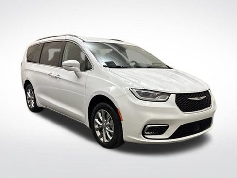 Used 2021 Chrysler Pacifica Touring-L w/ Uconnect Theater Family Group AWD/4WD image 3
