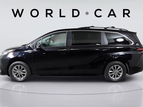 Used 2022 Toyota Sienna XLE image 4