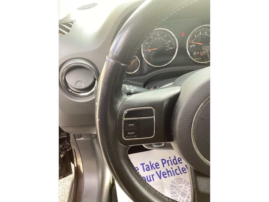 Used 2014 Jeep Compass Latitude w/ Sun/Sound Group AWD/4WD image 28