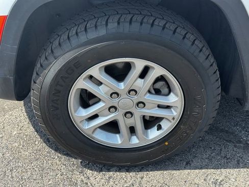 Certified 2024 Jeep Grand Cherokee Laredo AWD/4WD image 10