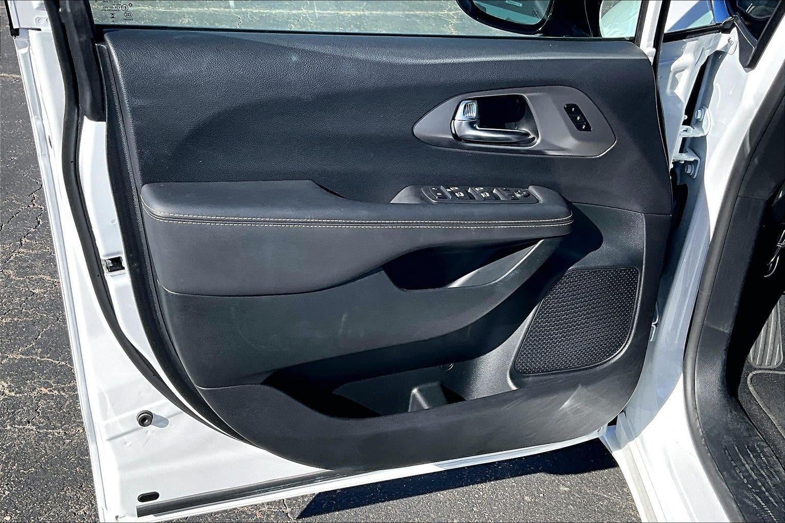 Used 2026 Chrysler Pacifica Select FWD image 25
