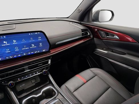 Used 2024 Chevrolet Traverse RS FWD image 26